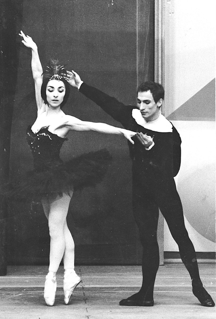 4. G.Tsinguirides and H.Delavalle, “Swan Lake” by N.Beriozoff, Ballet of the Wuerttemberg State Theater © B.Straubel