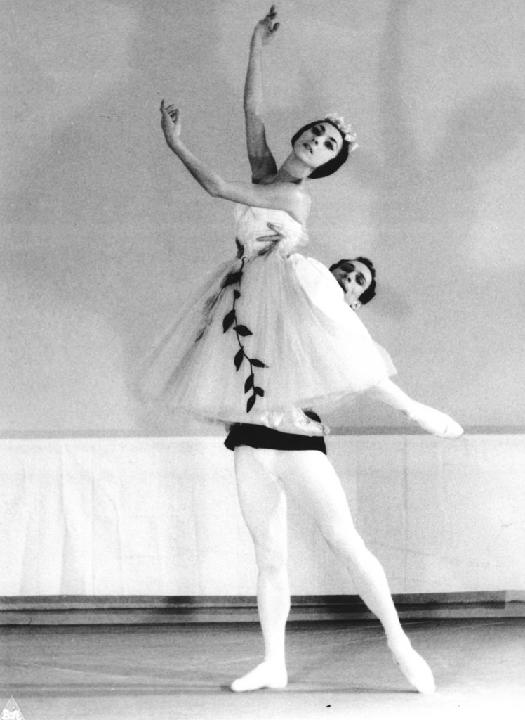 2. G.Tsinguirides and H.Delavalle rehearsing “Les Sylphides”, chor.: N.Beriozoff, Ballet of the Wuerttemberg State Theater © B.Straubel