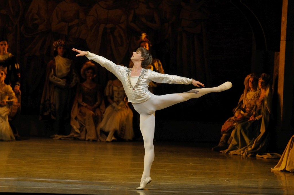 4. V. Shklyarov and ensemble, “Swan Lake” by K.Sergeyev after M.Petipa and L.Ivanov, Maryinsky Ballet © V.Baranovsky 