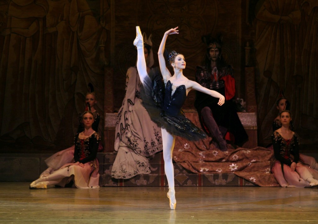 3. A.Somova and ensemble, “Swan Lake” by K.Sergeyev after M.Petipa and L.Ivanov, Maryinsky Ballet © N.Razina