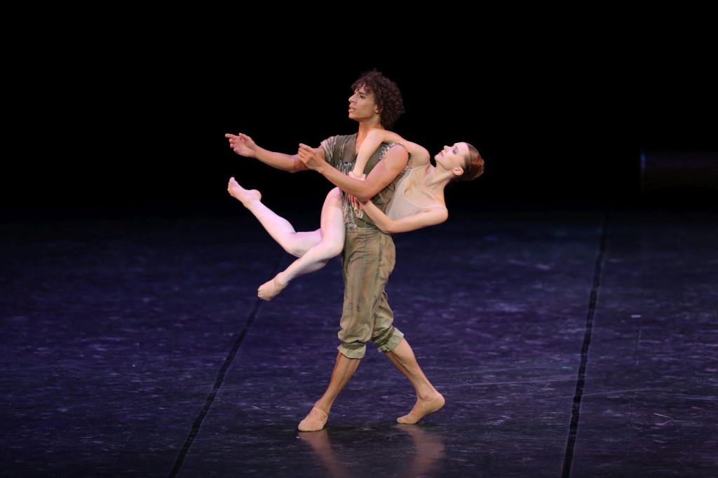2. K.Shalkina and O.Chacon, “Liebe und Tod” by M.Béjart, Béjart Ballet © K.Hasegawa