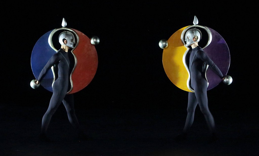 13. The Triadic Ballet by Gerhard Bohner, Discs, Alexander Bennett, Nicholas Losada, copyright W.Hösl 