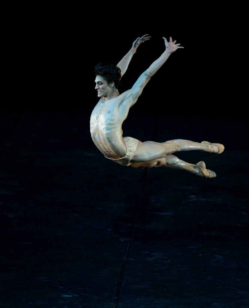 15. Daniel Camargo, Le Sacre du Printemps by Glen Tetley, Stuttgart Ballet, photo Stuttgart Ballet