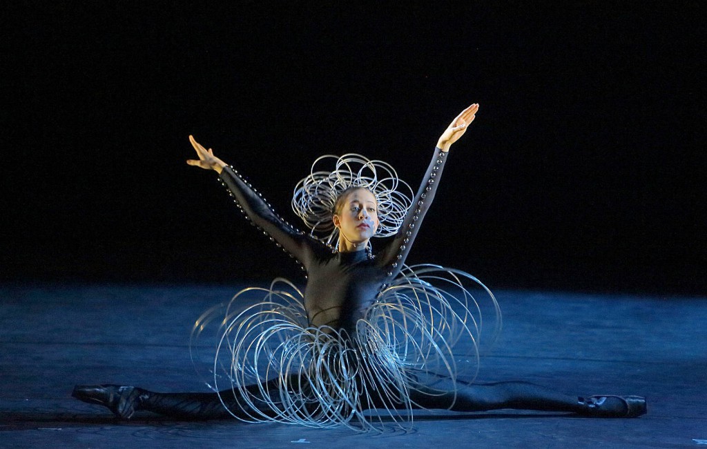 16. The Triadic Ballet by Gerhard Bohner, Wire Costume, Alisa Bartels, copyright W.Hösl 