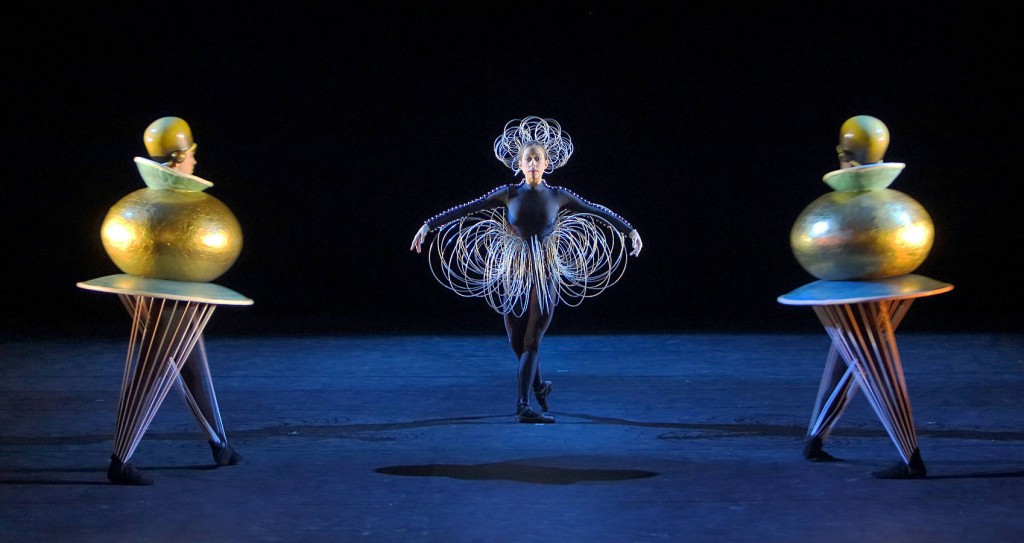 17. The Triadic Ballet by Gerhard Bohner, Wire Costume and Gold Balls, copyright W.Hösl 