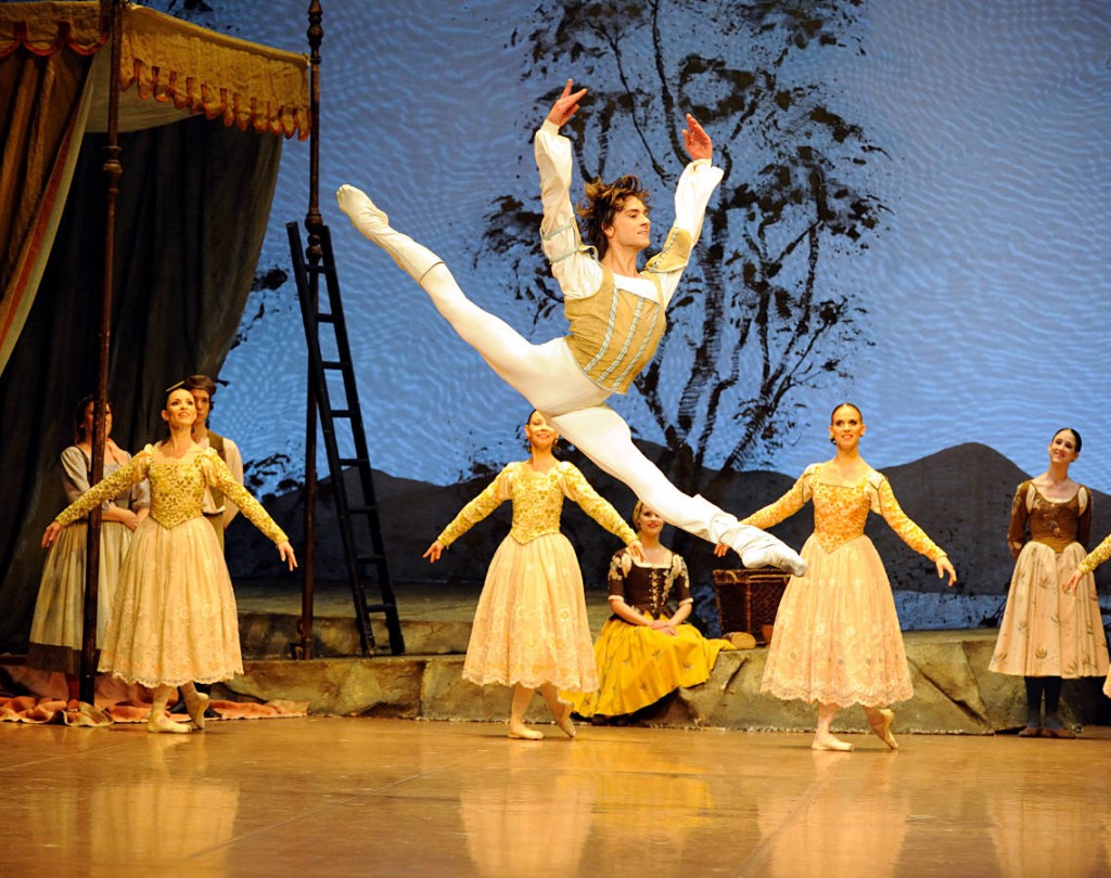 24. Friedemann Vogel and ensemble, Swan Lake by J.Cranko, Stuttgart Ballet, photo Stuttgart Ballet