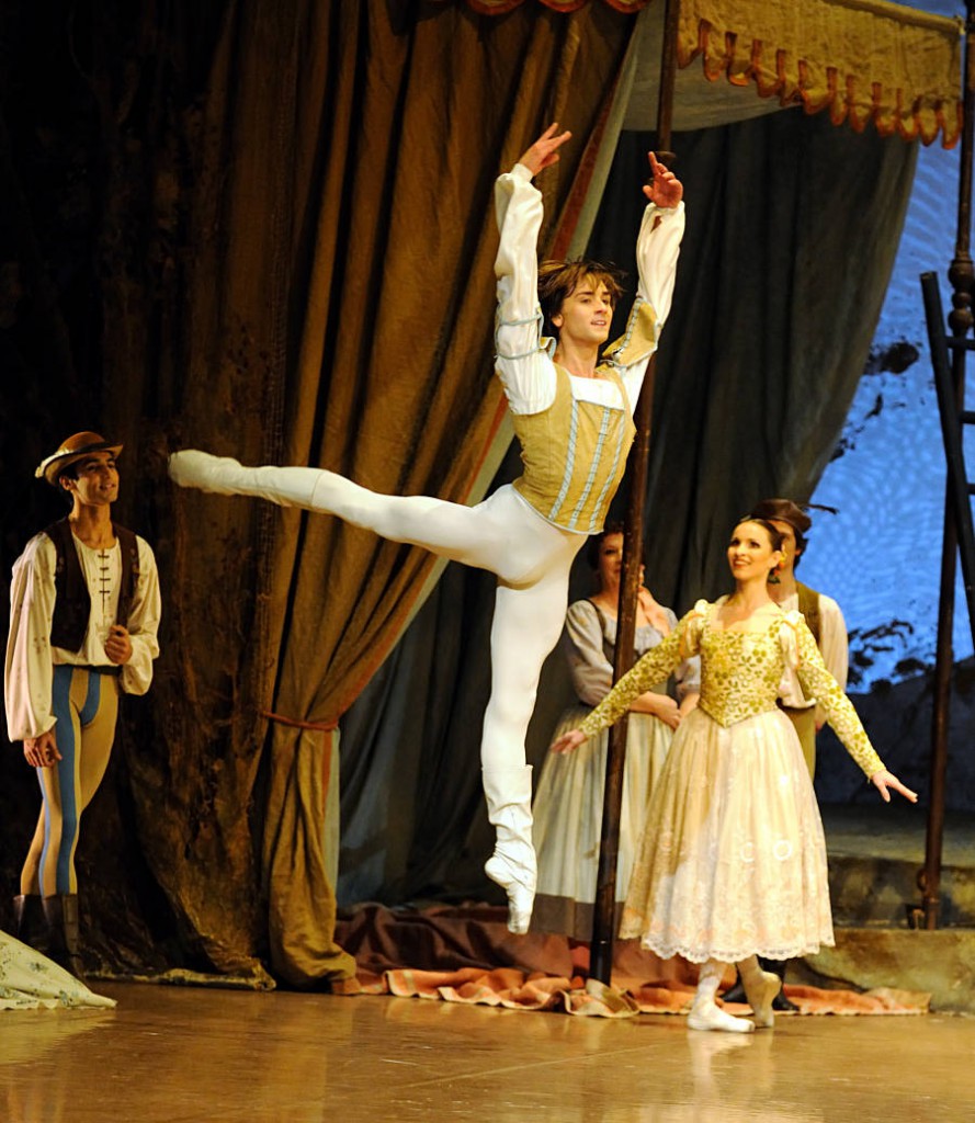 25. Friedemann Vogel and ensemble, Swan Lake by J.Cranko, Stuttgart Ballet, photo Stuttgart Ballet