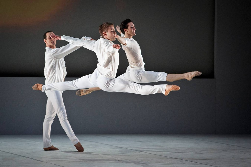 2. J.Bubenicek, J.Vallejo and M.Tucker, Le Souffle de l Esprit, Les Ballets Bubenicek, Prague, photo Martin Divisek 