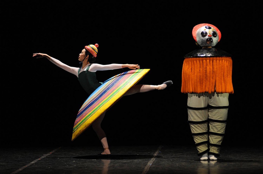 3. Big Skirt and Diver, dancers: Nagisa Hatano and Nicholas Losada, The Triadic Ballet by Gerhard Bohner, Bavarian State Ballet II