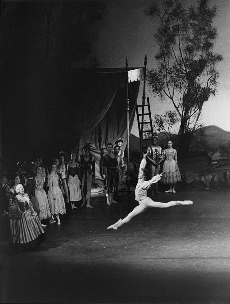 4. Egon Madsen, Hella Heim and ensemble, Swan Lake by J.Cranko, ca. 1971/72, Stuttgart Ballet, copyright Hannes Kilian