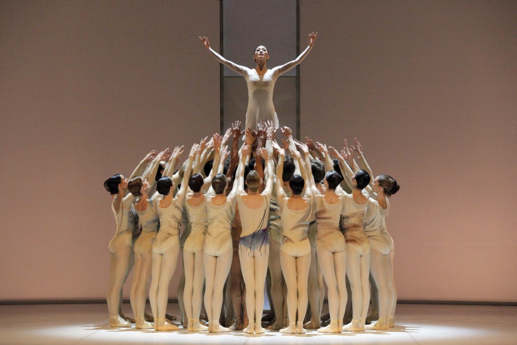 2. S.J.Kang and ensemble, “Requiem” by K.MacMillan, Stuttgart Ballet, © U.Beuttenmüller 2015