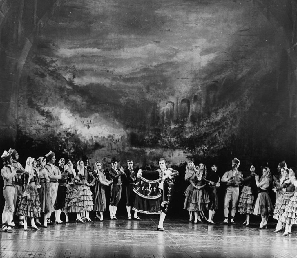 7. Reid Anderson and ensemble, Carmen (Finale) by J.Cranko, 1971, Stuttgart Ballet copyright Hannes Kiian