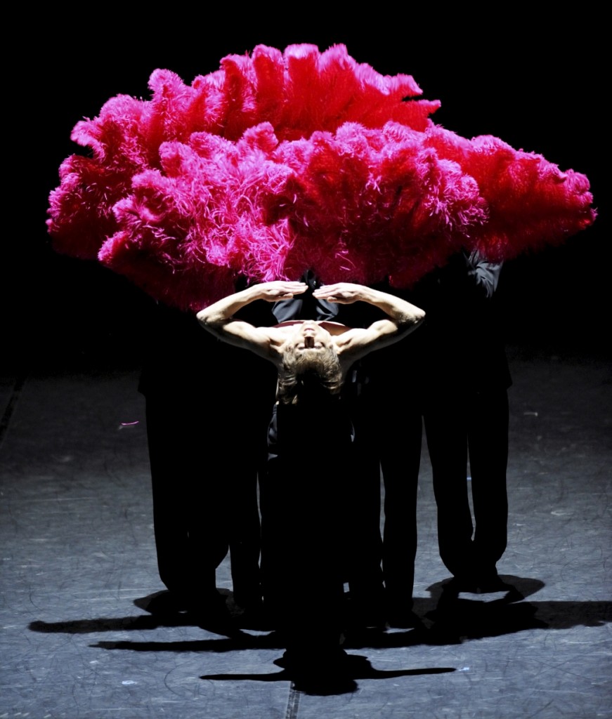 10. F.Vogel and ensemble, “Fancy Goods” by M.Goecke, Stuttgart Ballet © Stuttgart Ballet 2015