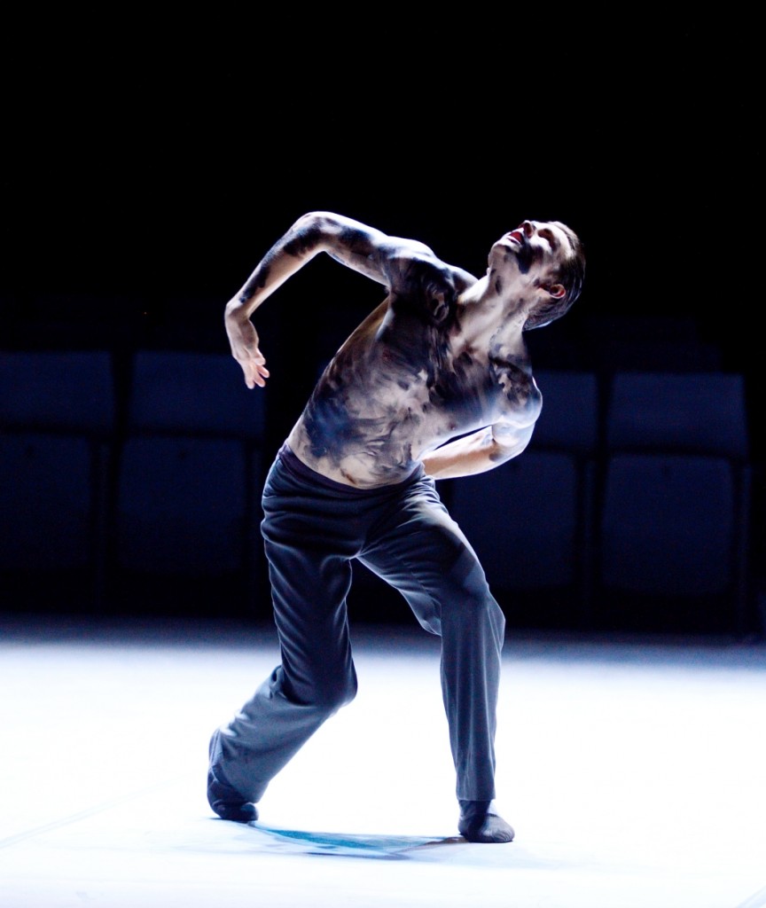 11. D.Moore, “On Velvet” by M.Goecke, Stuttgart Ballet © Stuttgart Ballet 2015