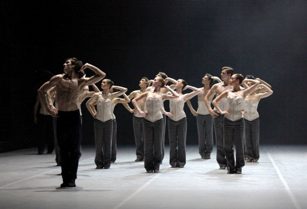 12. F.Vogel and ensemble, “Orlando” by M.Goecke, Stuttgart Ballet © U.Beuttenmüller 2015