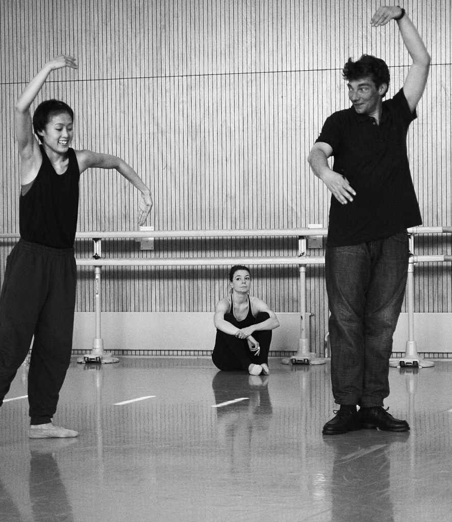 3.  W.S.Chan, C.Andriot and M.Goecke, rehearsal of “Lonesome George”, Ballett am Rhein © F.Jennewein, Stuttgart 2015
