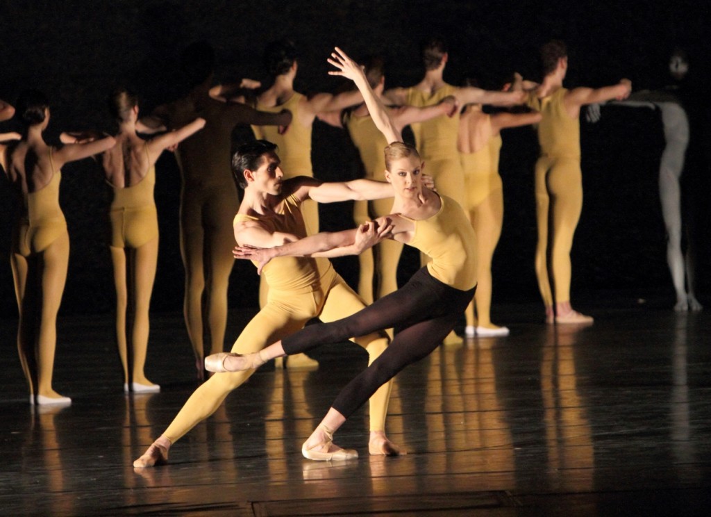 1. E.Barrowman, J.Amo and ensemble, “Artifact II” by W.Forsythe, Bavarian State Ballet, Munich © W.Hösl 2015