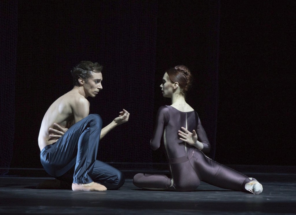 2. M.Menha and A.-K.Adam, “verwundert seyn – zu sehn” by M.Schläpfer, Ballett am Rhein © G.Weigelt 2015