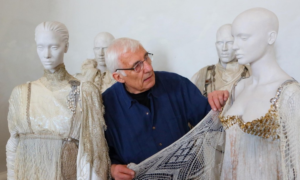 10. J.Rose with costumes of “Das Rheingold”; G.Friedrich, director; Hamburg State Opera 1980 © W.Hösl 2015