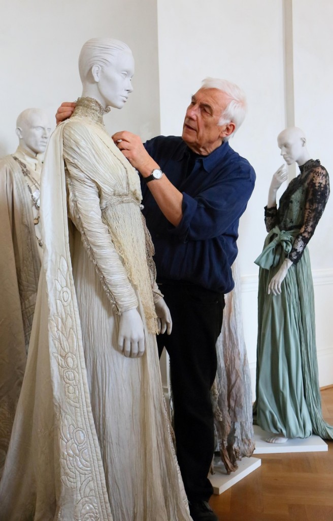 11. J.Rose preparing a costume of “Das Rheingold”; Hamburg State Opera 1980, in the background a costume of “Twelfth Night”; Kammerspiele Munich 1980 © W.Hösl 2015