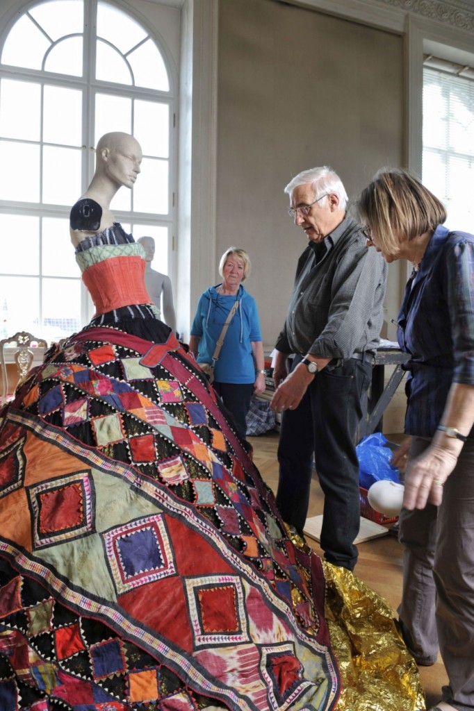 9. J.Rose preparing a costume of “Les Paravents”; D.Dorn, director; Residenztheater Munich 2003 © L.Schöneck 2015