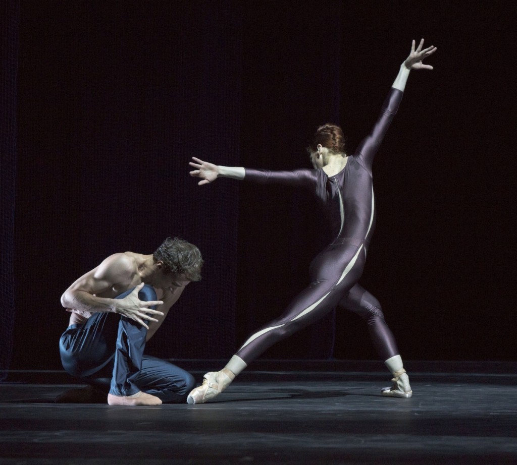 3. M.Menha and A.-K.Adam, “verwundert seyn – zu sehn” by M.Schläpfer, Ballett am Rhein © G.Weigelt 2015