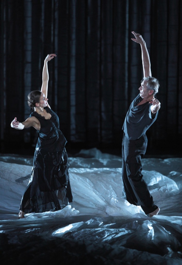 7. C.Geiger and P.Jolesch, “Zugvögel” by J.Kylián, Bavarian State Ballet, Munich © W.Hösl 2015