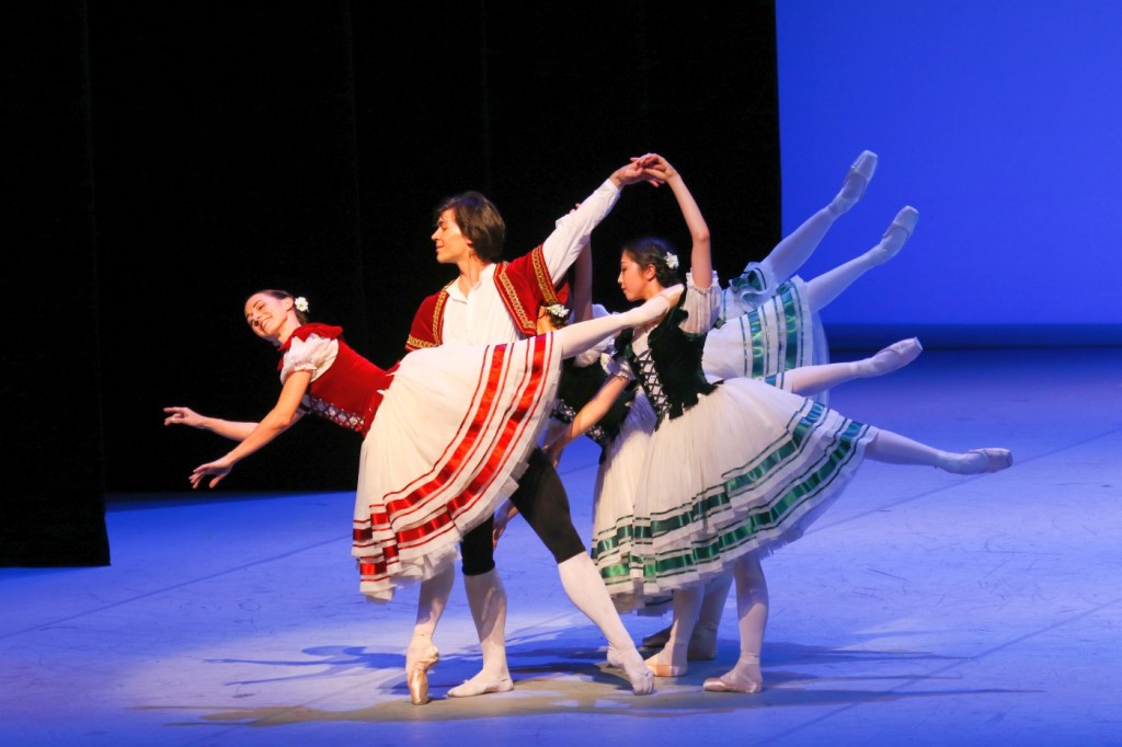 2. L.Heylmann, A.Trusch, M.Arii, F.Izhizaki, A.Lissitzky and L.Rios, “La Vivandière” by P.Lacotte after A.Saint-Léon, Hamburg Ballet © H.Badekow 2015