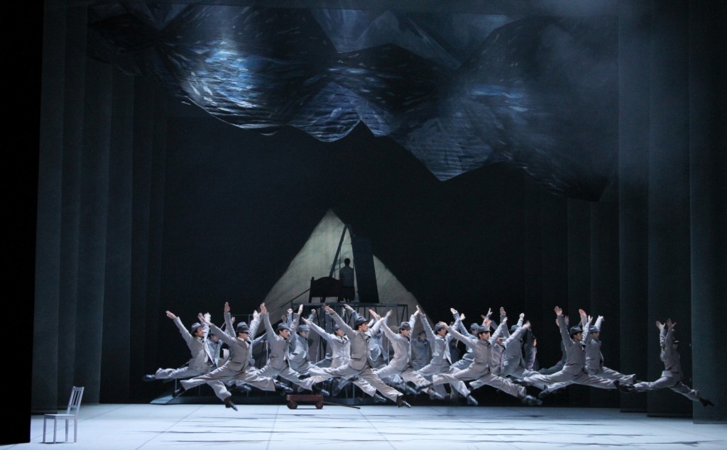 7. Ensemble, in the background A.Cojocaru, “Peer Gynt” by J.Neumeier, Hamburg Ballet © H.Badekow 2015