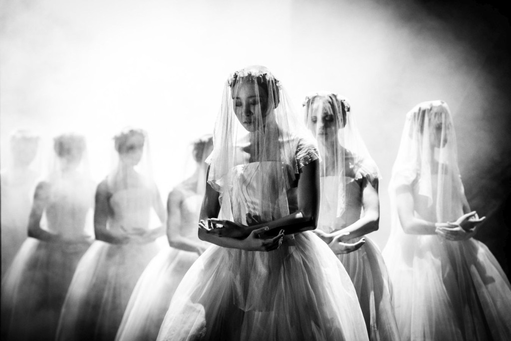 15. Y.-S.Park and ensemble, Giselle by J.Neumeier, Hamburg Ballet © S.Ballone