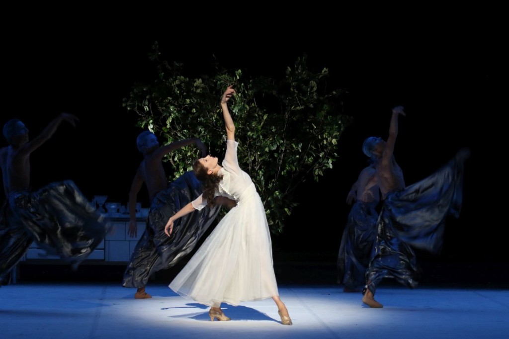 4. Hélène Bouchet, "A Cinderella Story" by J.Neumeier, photo: H.Badekow