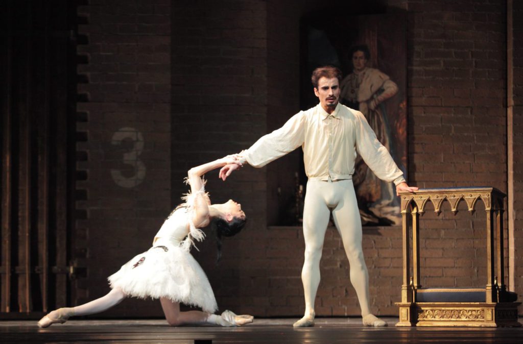 8. L.Lacarra and TlMikayelyan, “Illusions – like Swan Lake” by J.Neumeier, Bavarian State Ballet © W.Hösl