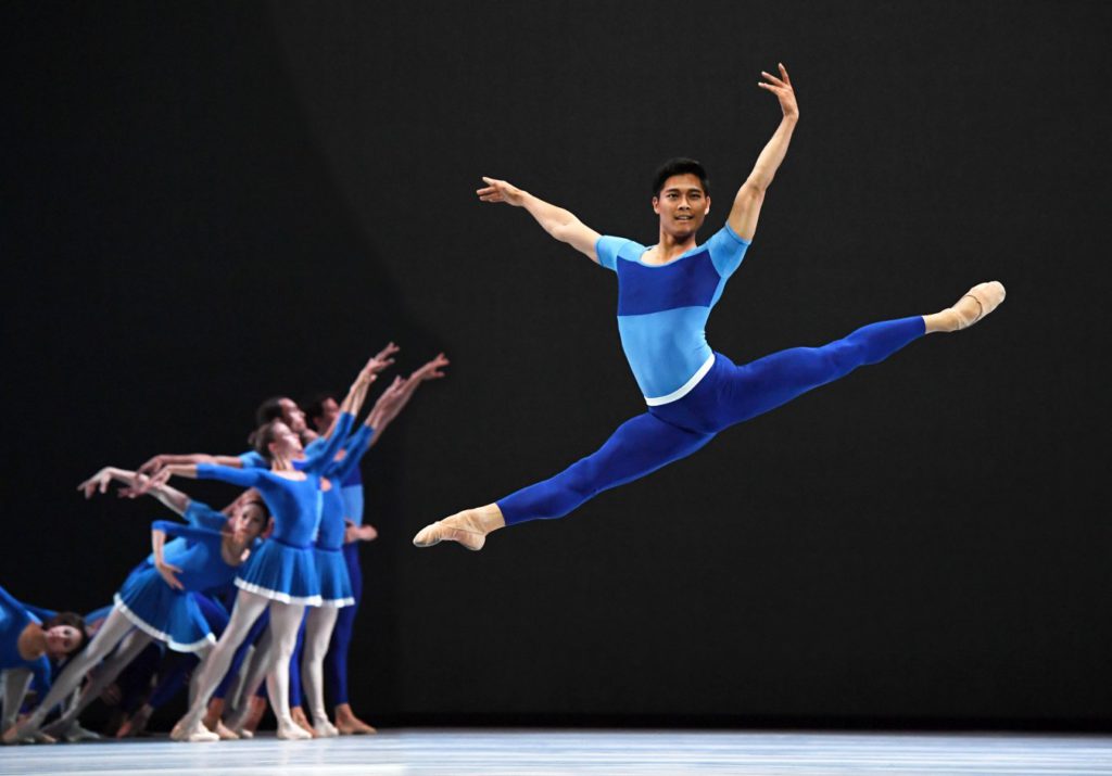 2. Y.Gyu Choi and ensemble, “Year of the Rabbit” by J.Peck, Dutch National Ballet © H.Gerritsen 2016