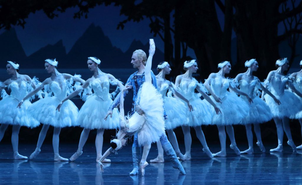 5. L.Lacarra, C.Pierre and ensemble, “Illusions – like Swan Lake” by J.Neumeier, Bavarian State Ballet, Munich © W.Hösl 2016