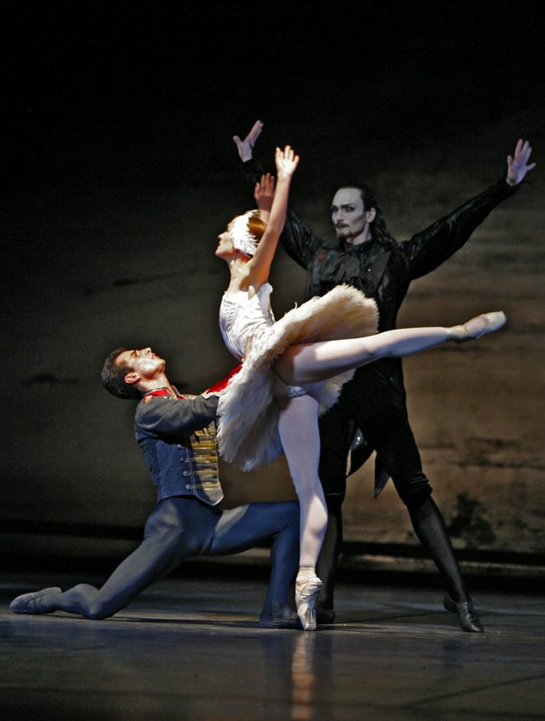 3. T.Mikayelyan, N.Kalinitchenko and M.Dino, “Swan Lake” by R.Barra, Bavarian State Ballet © T.Kirchgraber