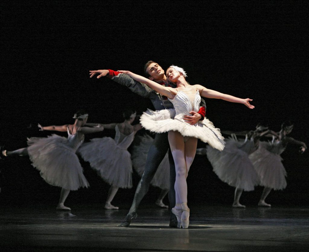 4. T.Mikayelyan, N.Kalinitchenko and ensemble, “Swan Lake” by R.Barra, Bavarian State Ballet © T.Kirchgraber