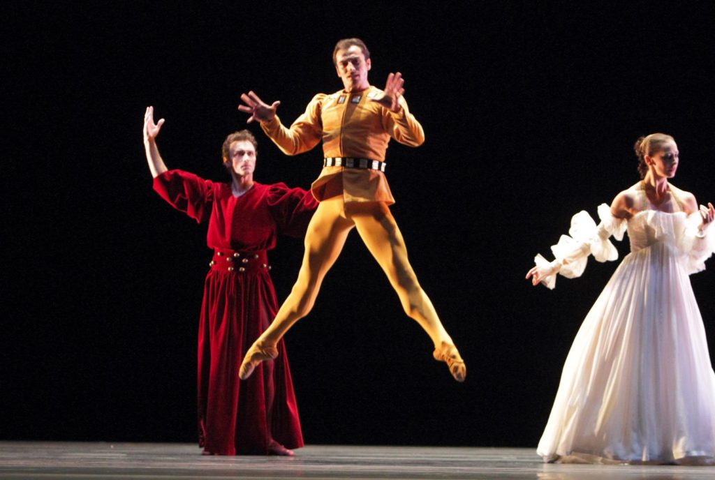 2. C.Pierre, T.Mikayelyan and S.Ferrolier, “The Moor's Pavane” by J.Limón, Bavarian State Ballet © W.Hösl