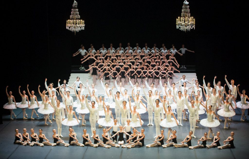 2. Ensemble and students of the John Cranko School, ”Stuttgart Ballet Gala” © Stuttgart Ballet 2016