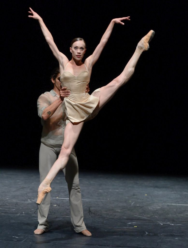 2. A.Osadcenko and J.Reilly, “Delta Inserts” by K.O'Day, Stuttgart Ballet © Stuttgart Ballet 2016