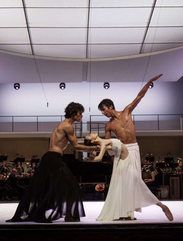 4. M.Jubete, C.Evans, X.Lin and ensemble, “Turangalȋla” by J.Neumeier, Hamburg Ballet © K.West 2016