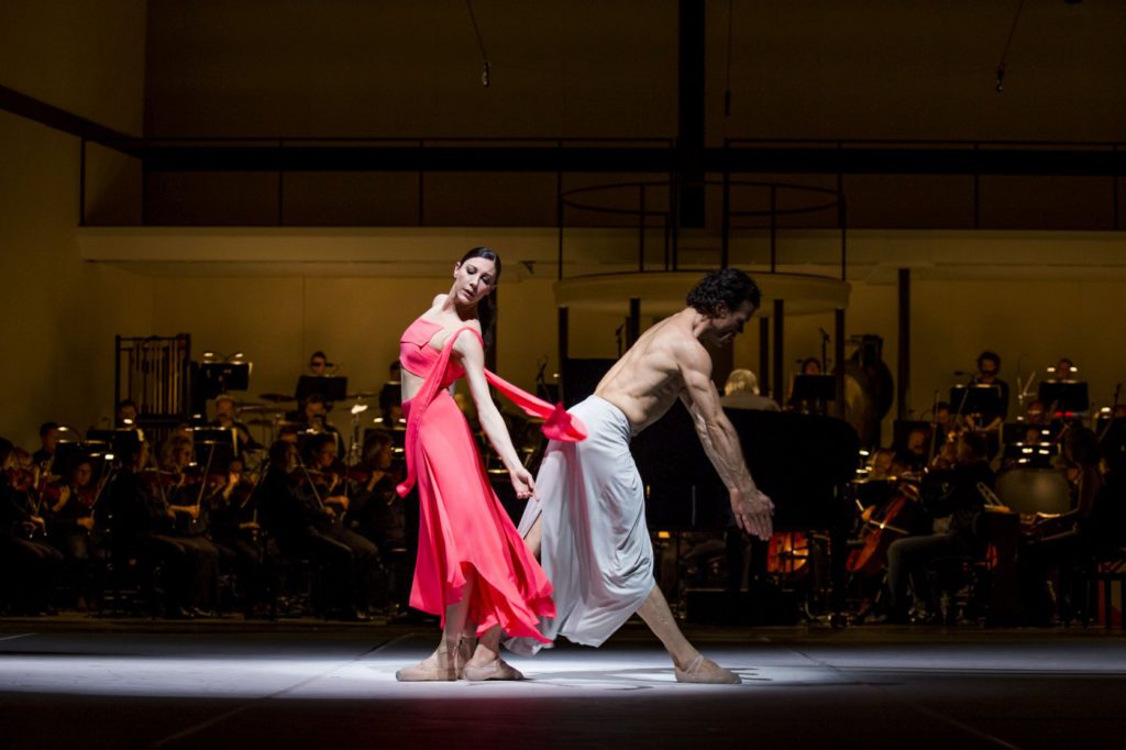 8. H.Bouchet and C.Jung, “Turangalȋla” by J.Neumeier, Hamburg Ballet © K.West 2016