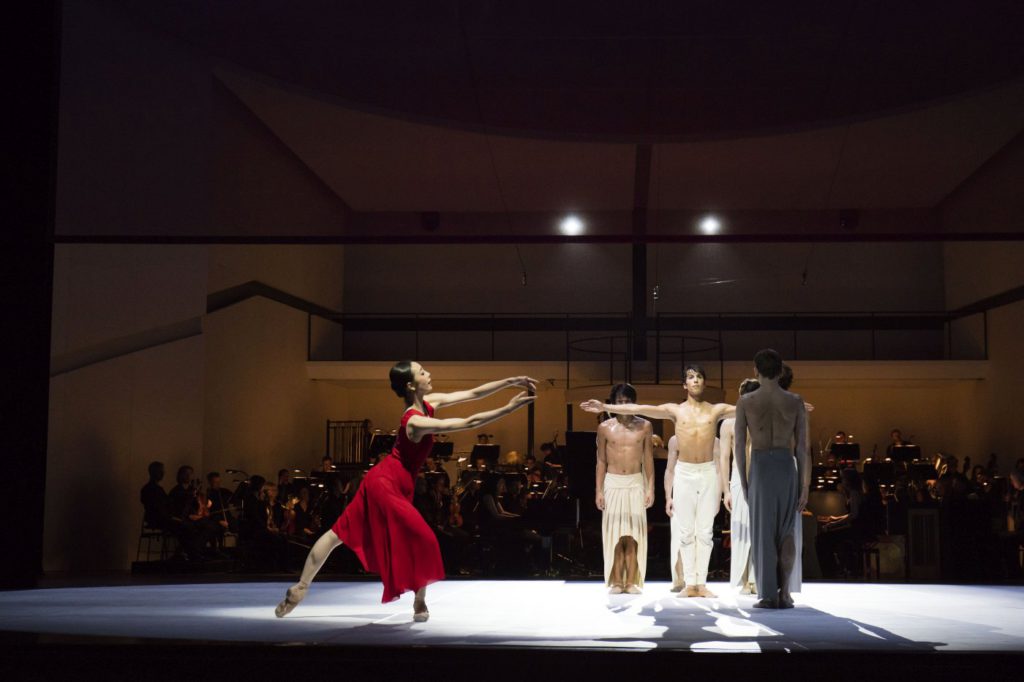 5. X.Lin, C.Evans and ensemble, “Turangalȋla” by J.Neumeier, Hamburg Ballet © K.West 2016