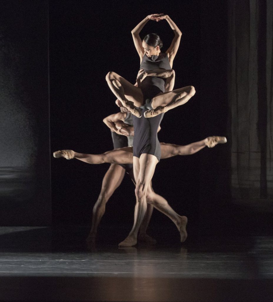 6. S.-Y.Kim, M.Menha, M.do Amaral and R.Arts, “Tenebre” by H.Essakow, Ballett am Rhein © G.Weigelt 2016