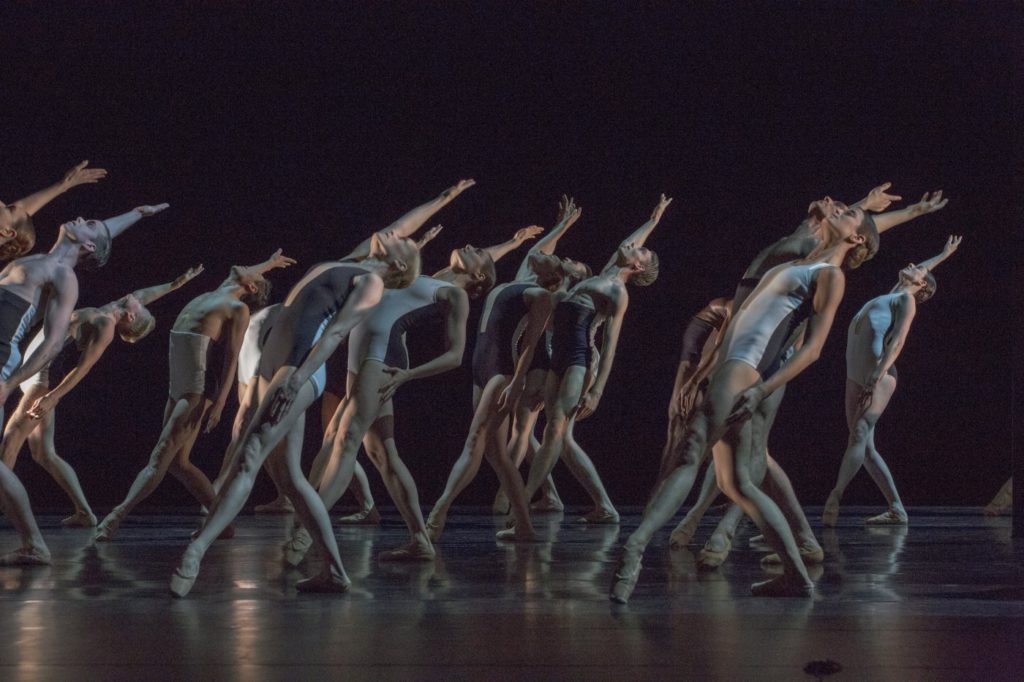 4. Ensemble, “Tenebre” by H.Essakow, Ballett am Rhein © G.Weigelt 2016