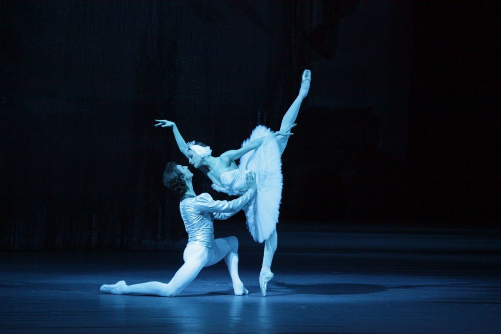 4. S.Chudin and O.Smirnova, “Swan Lake” by Y.Grigorovich, Bolshoi Ballet © D.Yusupov/Bolshoi Theatre 