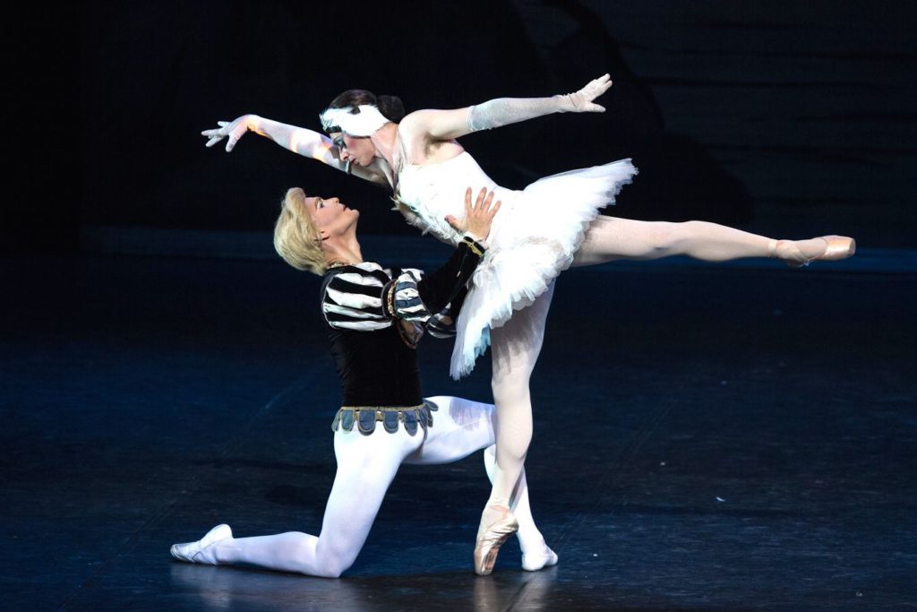 3. Ensemble, “Swan Lake” after L.Ivanov, Les Ballets Trockadero de Monte Carlo © M.Orcelli