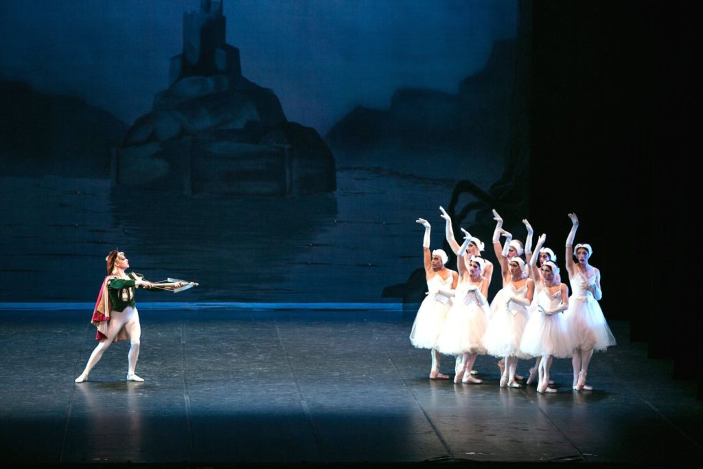 2. Ensemble, “Swan Lake” after L.Ivanov, Les Ballets Trockadero de Monte Carlo © M.Orcelli