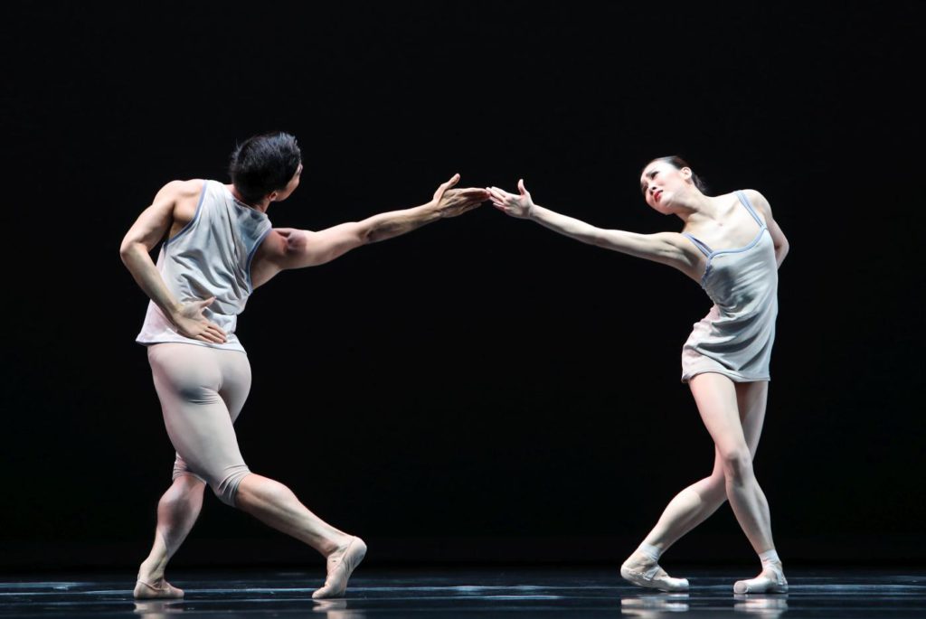 1. Y.Gyo Choi and Q.Liu, “Episodes van Fragmenten” by T.van Schayk, Dutch National Ballet © H.Gerritsen 2016