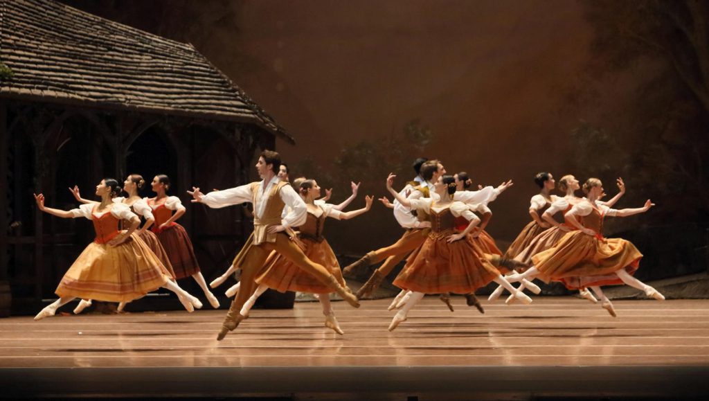 1. Ensemble, “Giselle” by P.Wright after M.Petipa, J.Coralli and J.Perrot, Bavarian State Ballet © W.Hösl 2016