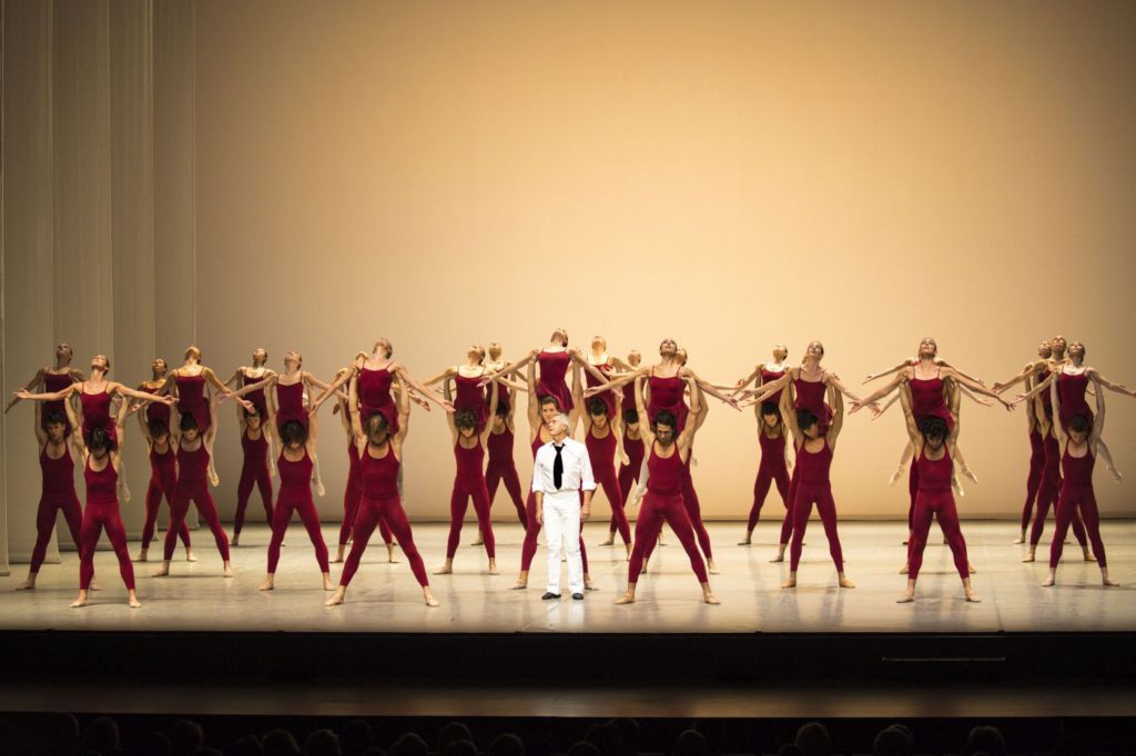 6. J.Neumeier and ensemble, “Third Symphony of Gustav Mahler” by J.Neumeier, Hamburg Ballet © K.West 2016